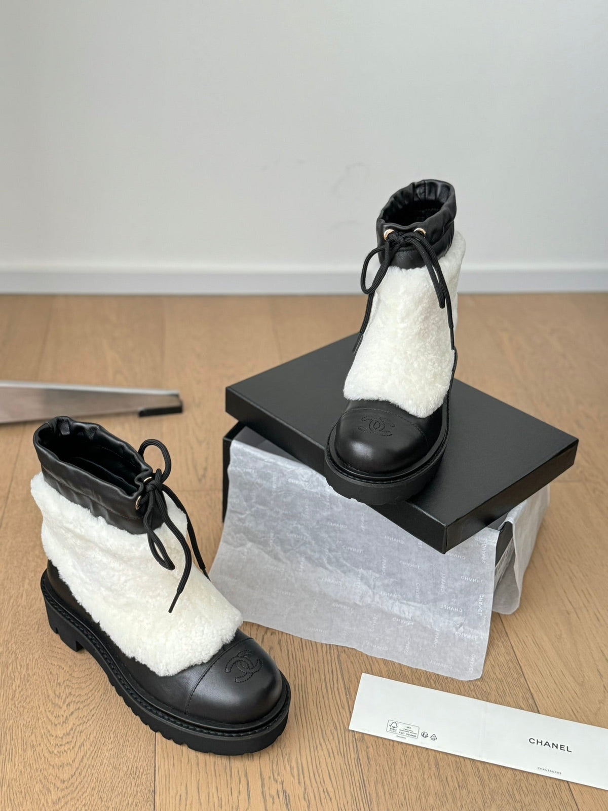 CHANEL CHUNKY BOOTS IN WHITE SMOOTH FLEECE AND BLACK CALFSKIN